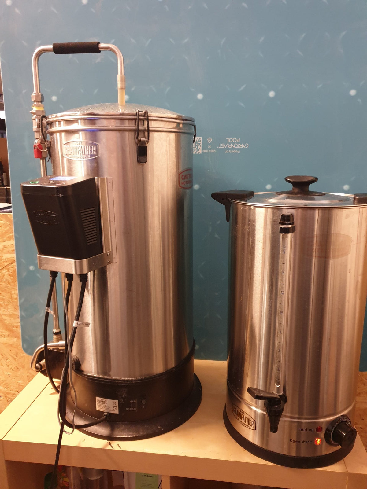 Grainfather bryggemaskin og skyllevannskoker klare på benken