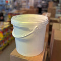 Hvit 10 liters plastbøtte med lokk og hank, næringsmiddelgodkjent.