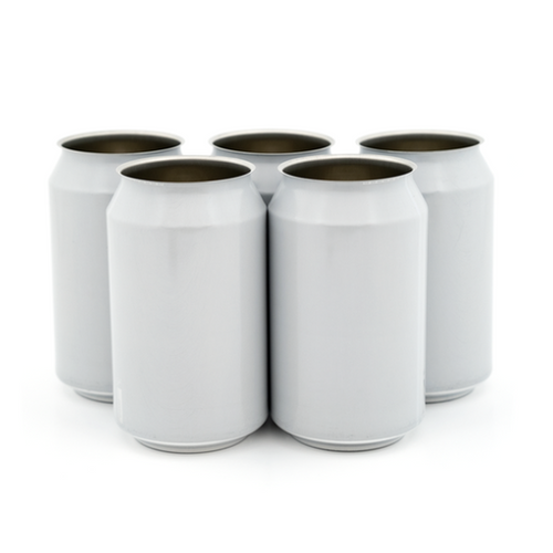 Fem tomme, hvite 330 ml ølbokser i aluminium, uten lokk, på hvit bakgrunn.