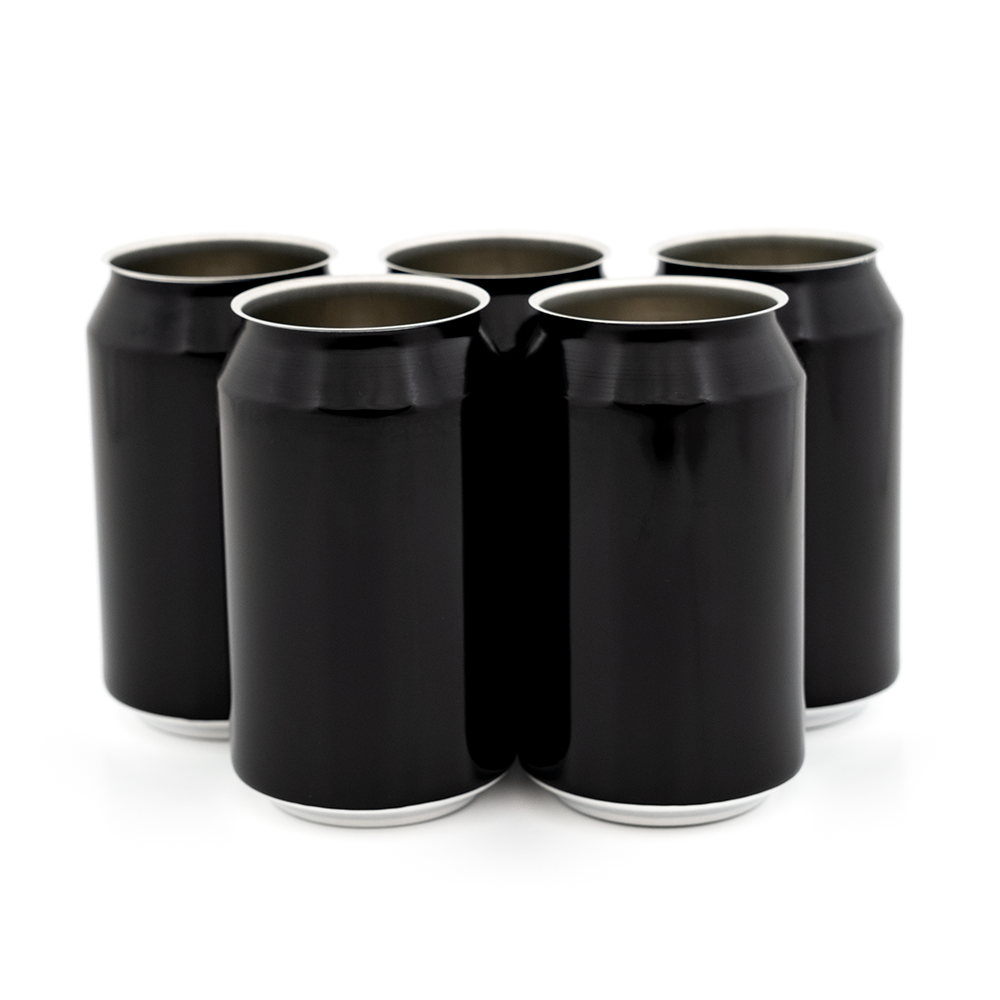 Fem sorte 330 ml ølbokser i aluminium, uten lokk, på hvit bakgrunn.