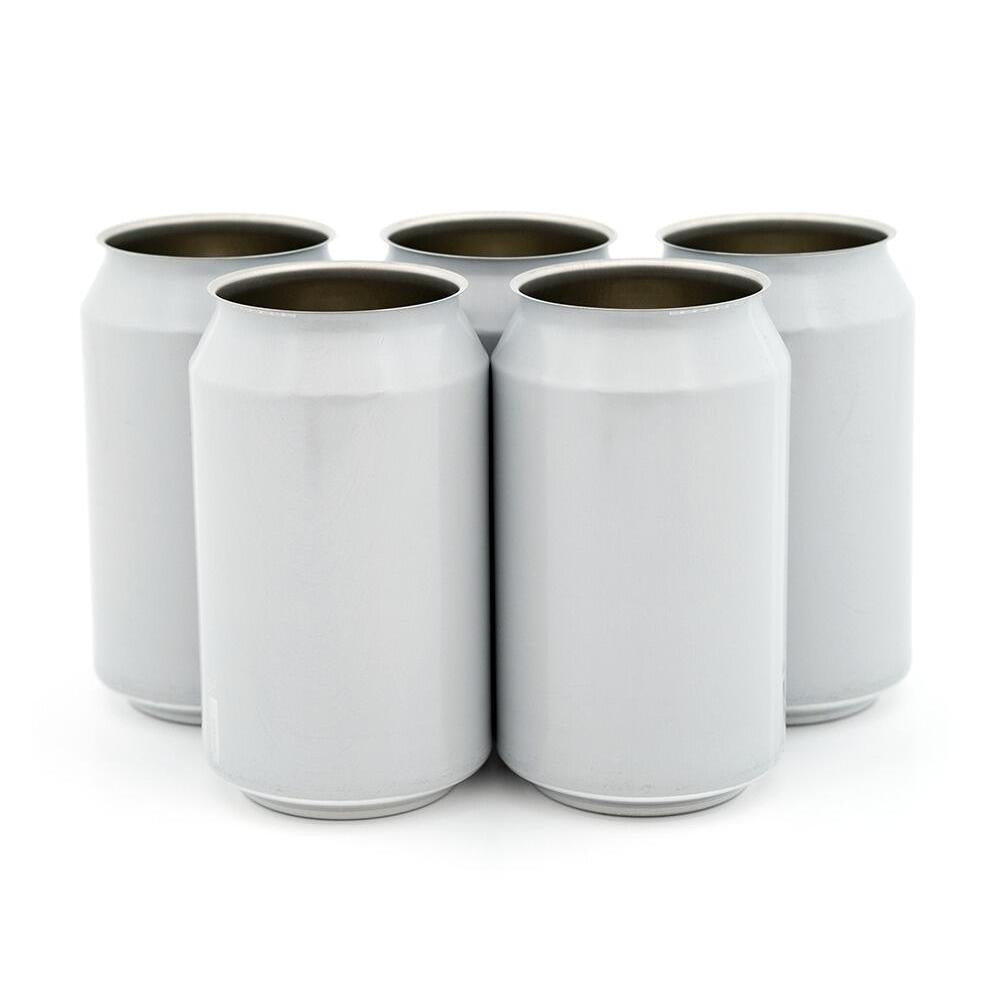 Fem hvite 440 ml ølbokser uten lokk, klare for hjemmebrygg.