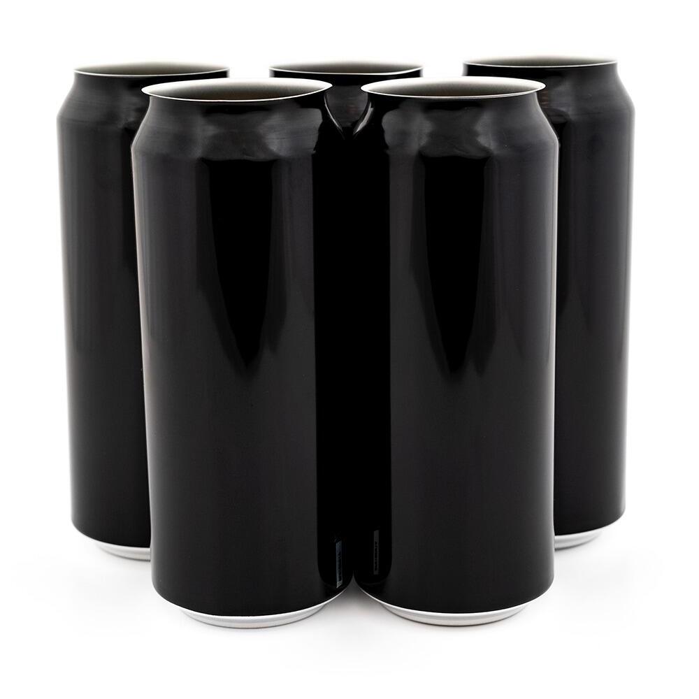 Fem blanke, sorte 500 ml ølbokser i aluminium, uten lokk, arrangert i en gruppe.