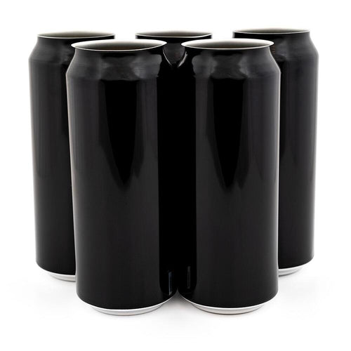 Fem blanke, sorte 500 ml ølbokser i aluminium, uten lokk, arrangert i en gruppe.