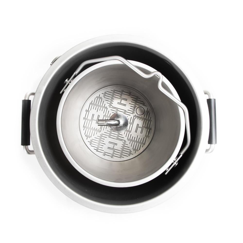 Brewtools B25 bryggemaskin i rustfritt stål, sett ovenfra med maltkurv og håndtak.