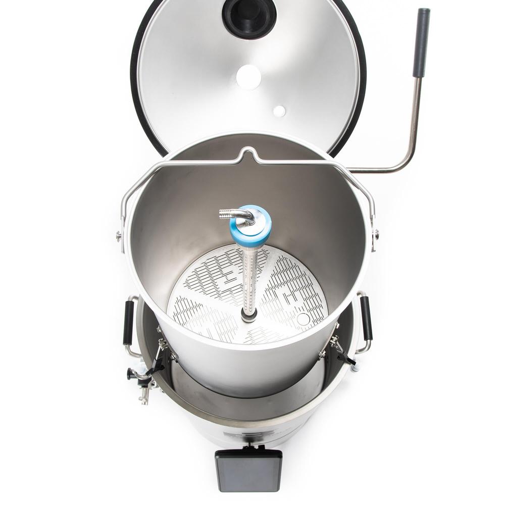 Brewtools B50 bryggemaskin i rustfritt stål med åpent lokk, intern sil og blått rør.