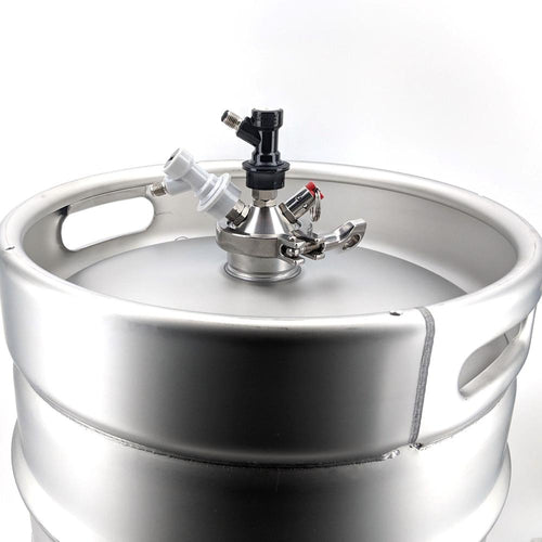 Ball Lock adapter for Bryggerifat med 2" Tri-Clover, montert på et rustfritt stålfag.