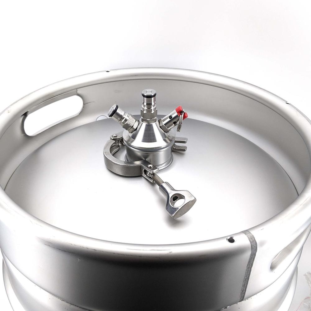 Sølvfarget ball lock adapter for Bryggerifat med 2" Tri-Clover, med rød overtrykksventil.