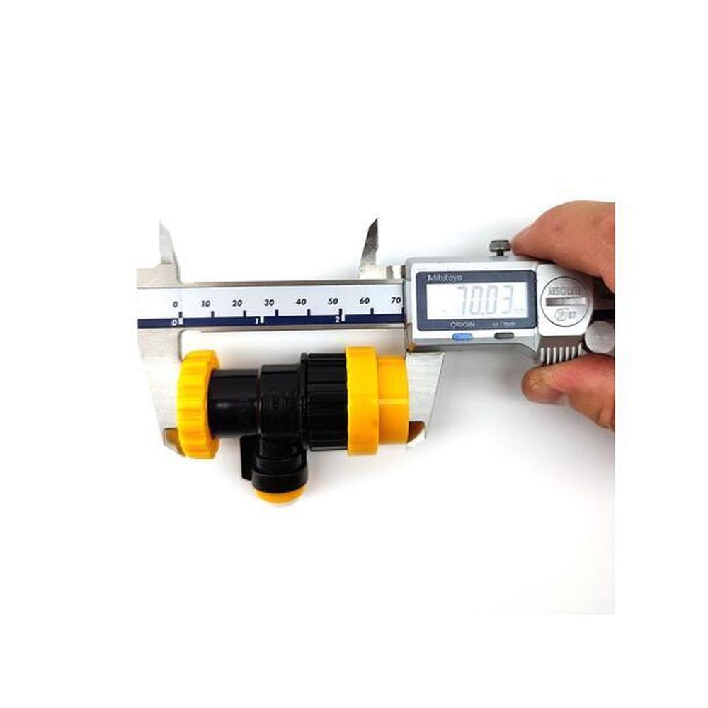 Svart og gul Ball Lock med Flow Control 8mm Duotight hurtigkobling, målt med skyvelære.