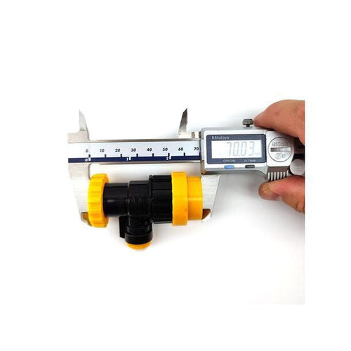 Svart og gul Ball Lock med Flow Control 8mm Duotight hurtigkobling, målt med skyvelære.