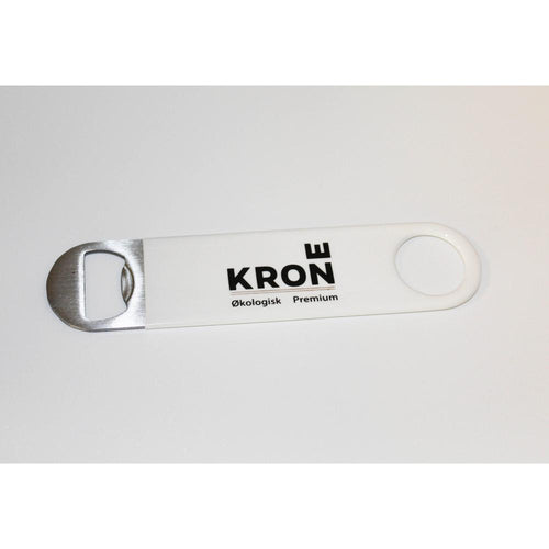 Hvit Bottle Blade flaskeåpner med metallhode og "KRON Økologisk Premium" logo.
