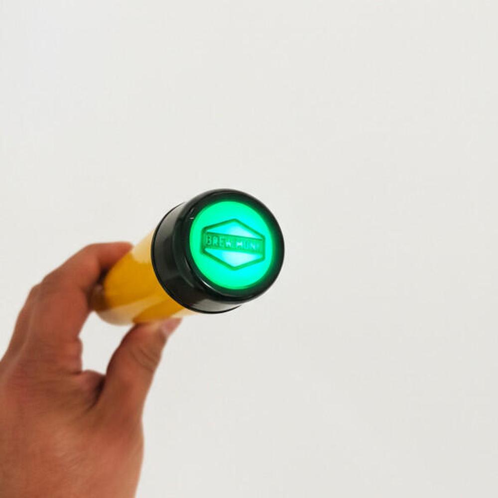 Brew Monk Wi-Fi hydrometer i gult med svart topp og grønt LED-lys som viser logo.