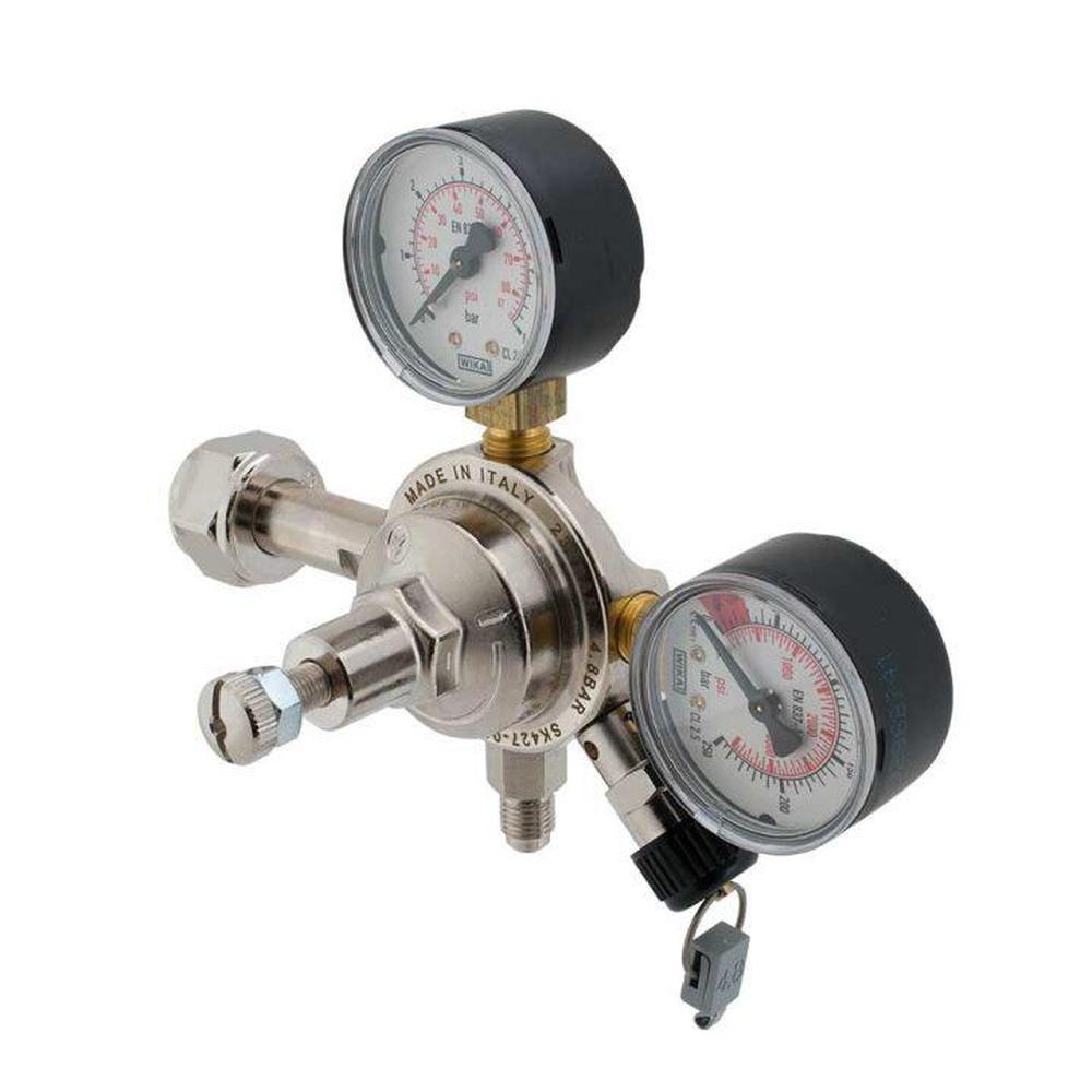 Sølvfarget Co2 regulator med to trykkmålere og én utgang, "Made in Italy".