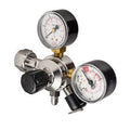 Sølvfarget Co2 regulator med to trykkmålere og svart justeringsknapp.