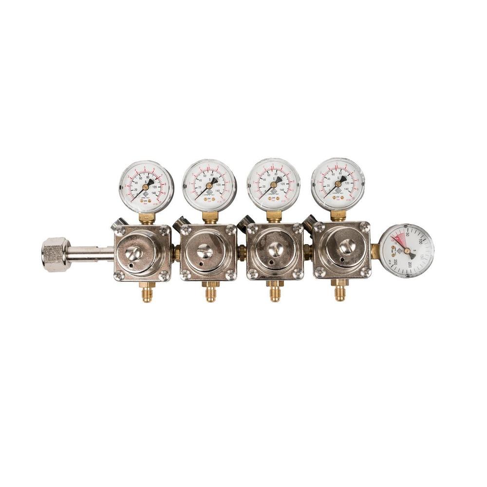 Sølvfarget CO2 regulator med 4 utganger og trykkmålere for ølfat.