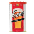 Coopers Real Ale ølsett 1.7kg for hjemmebrygging, hvit boks med rød topp og ølglass.