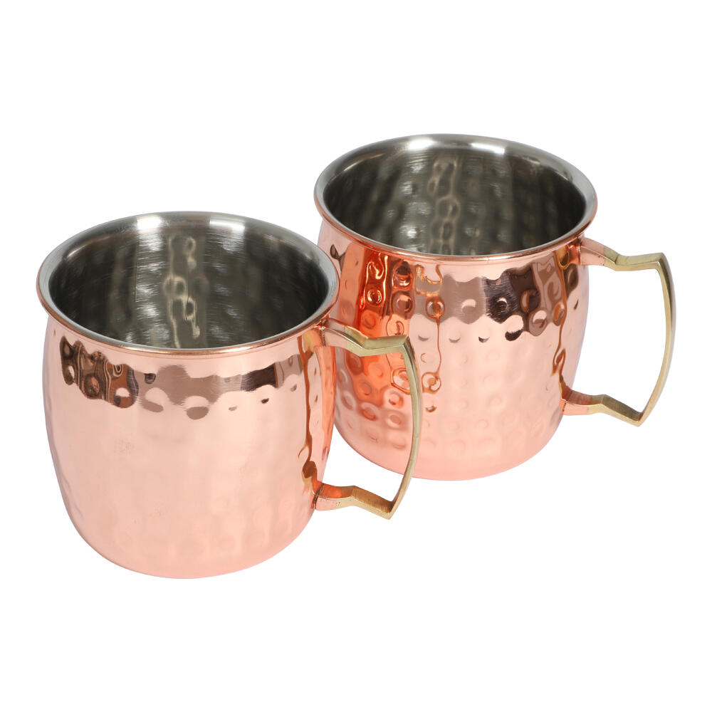 To kobberbelagte Moscow Mule krus med hamret tekstur og gullfargede håndtak, rustfritt stål innside.