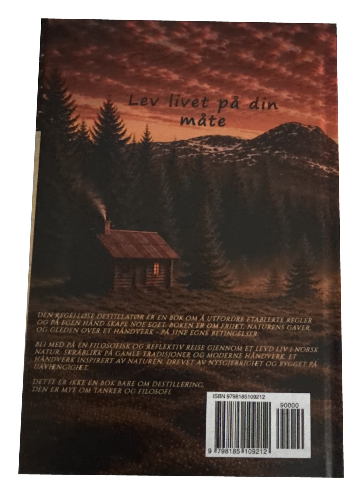 Foto av baksiden av Den Regelløse Destillatør med baksidetekst og ISBN 979-8185109212