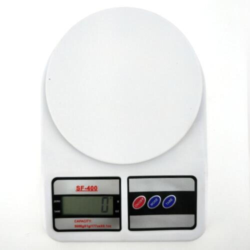 Hvit digital kjøkkenvekt SF-400 med LCD-skjerm, 10 kg kapasitet og 1 g nøyaktighet.