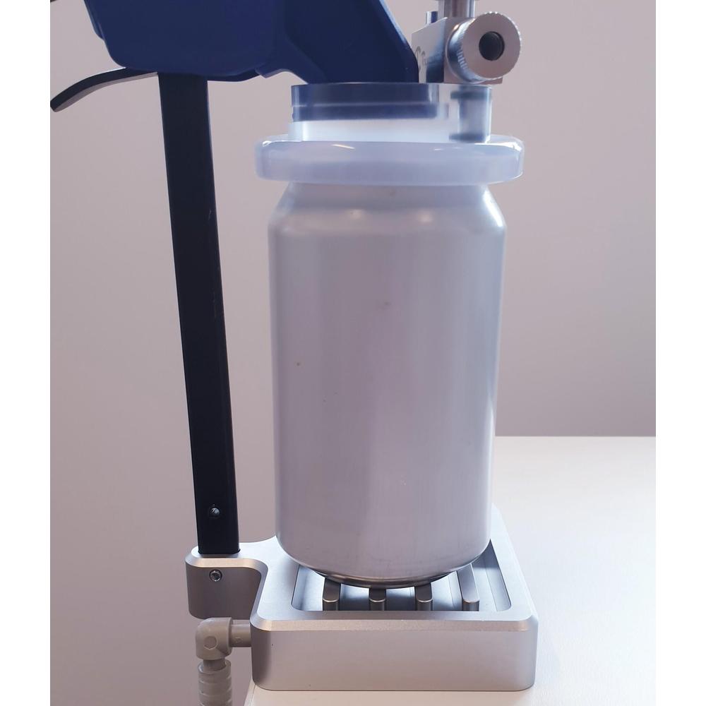 Sølvfarget dryppbrett for Tapcooler boksfyller, med en hvit boks plassert på riller.