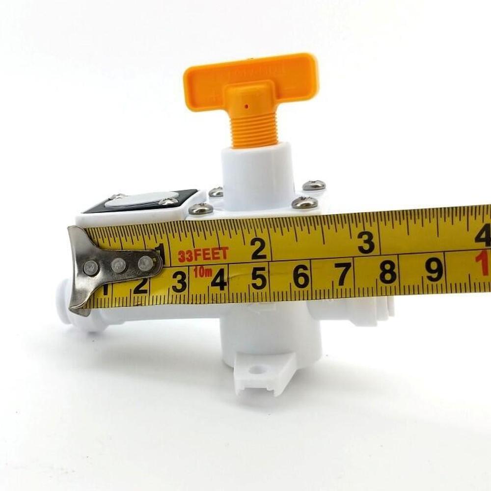 Hvit Duotight inline regulator 1/4" med oransje justeringshåndtak og målebånd.