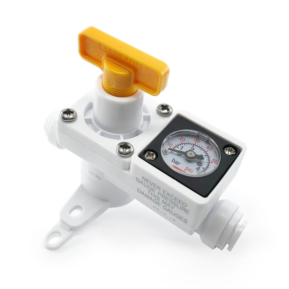 Hvit Duotight inline regulator med gult håndtak og trykkmåler.