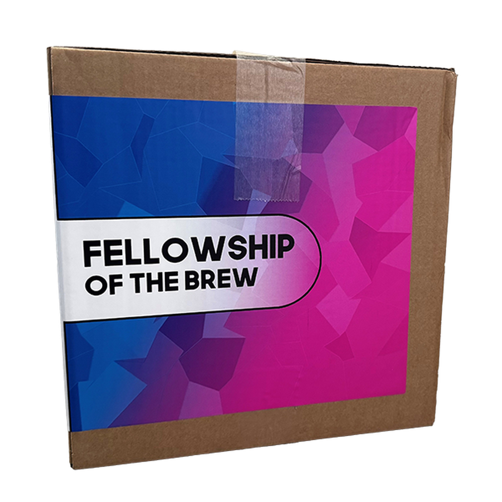 Fellowship of the Brew ølsett i brun pappeske med blå og rosa etikett, 20 liter.