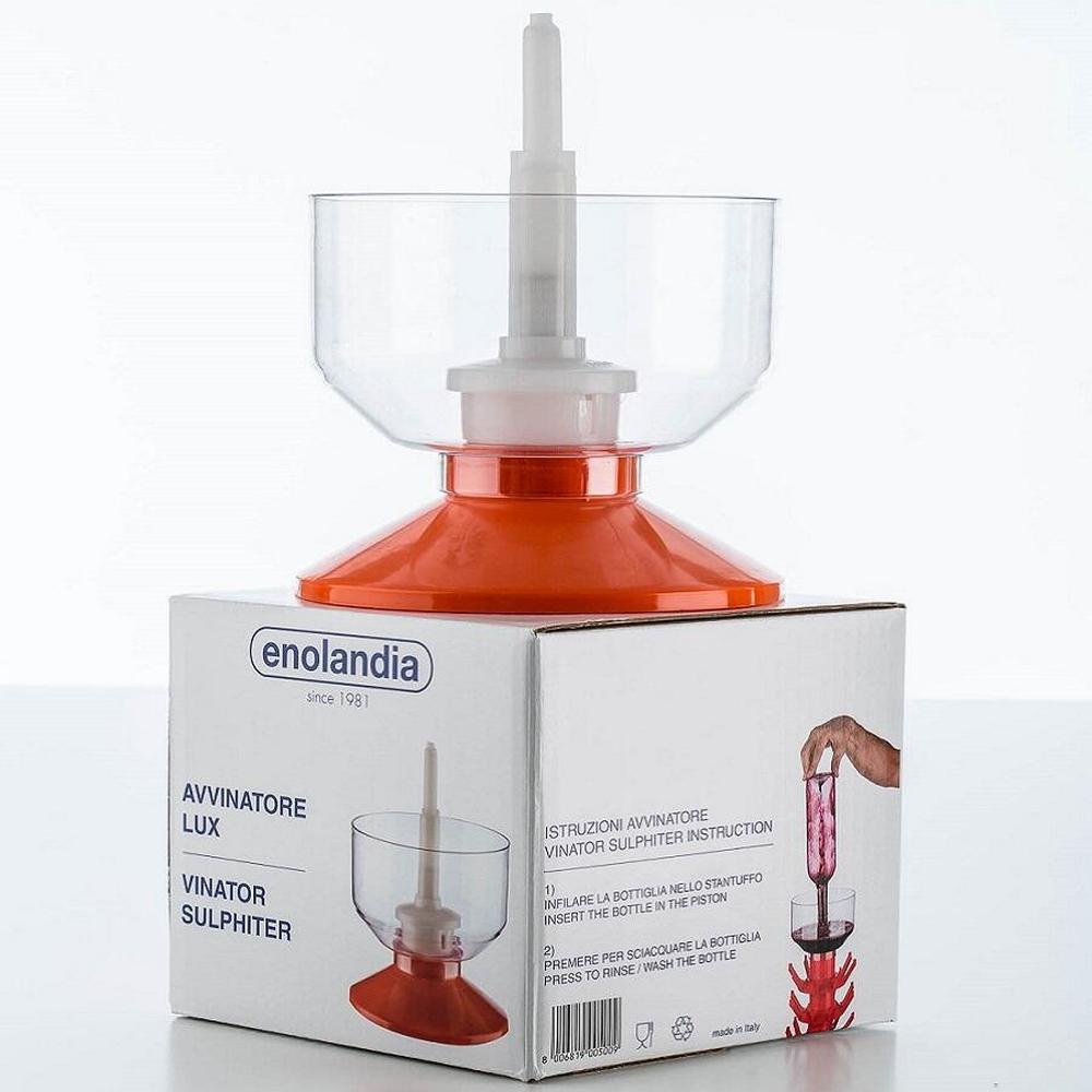 Enolandia Lux flaskeskyller i klar plast og oransje base, med hvit dyse, på en hvit produkteske.
