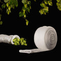 Hvit rull med Greenflex Beer Netting, 50 meter, med humle i et nett og humleplanter over.