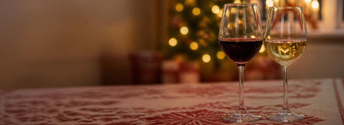 Rødvin og hvitvin i glass i julestemning