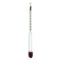 Hydrometer/Oechslevekt i glass med rød væske for måling av sukkerinnhold i vørter, øl eller vin.