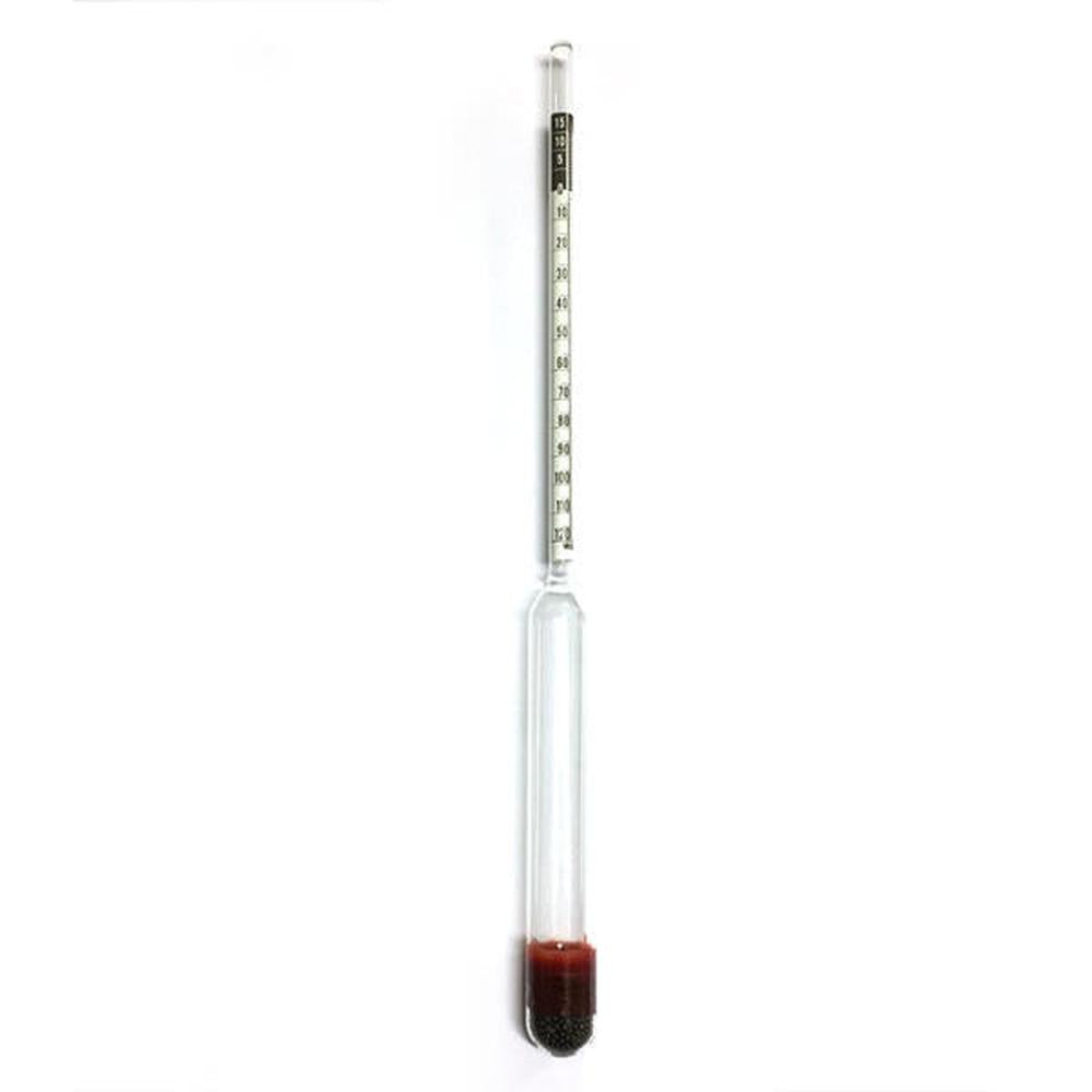 Hydrometer/Oechslevekt i glass med rød væske for måling av sukkerinnhold i vørter, øl eller vin.