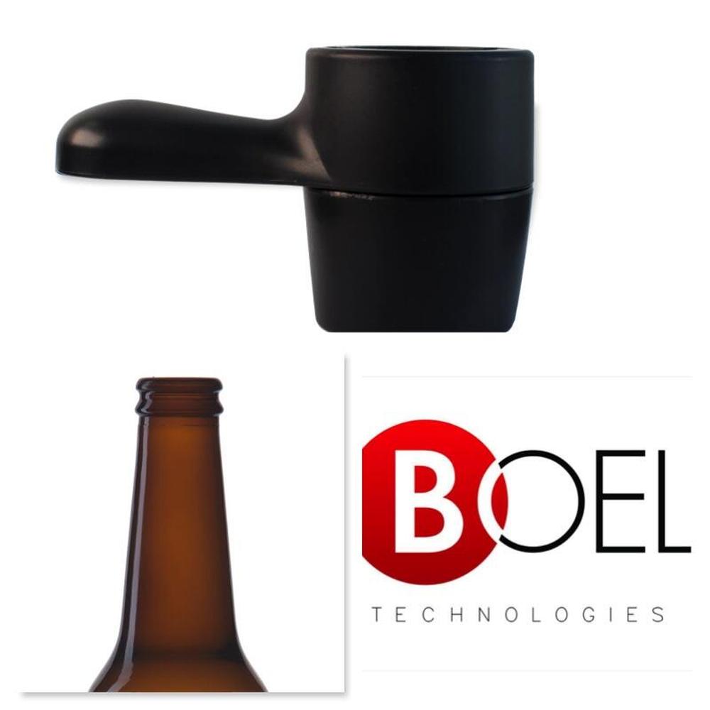 Svart iTap Clamp lock V26 adapter for korte flasker, med brun flaskehals og Boel Technologies logo.