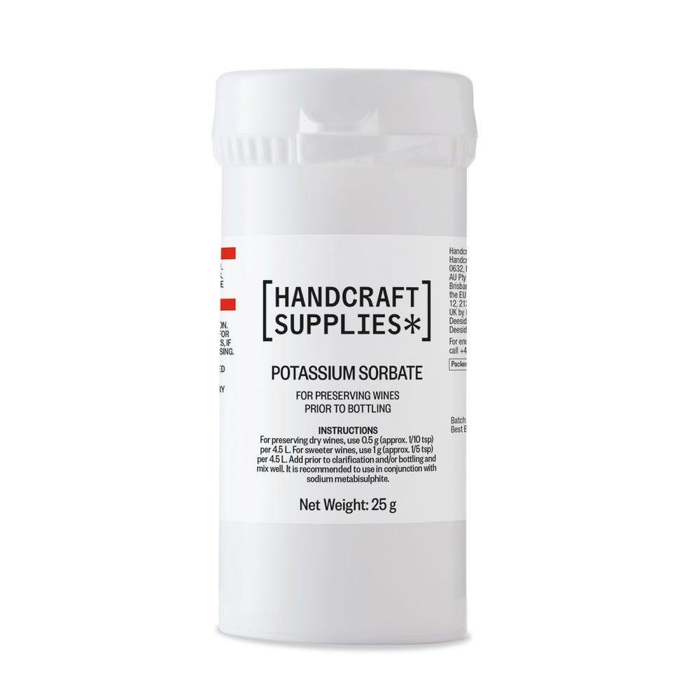 Hvit beholder med Handcraft Supplies kaliumsorbat 25g – vinstabilisator.
