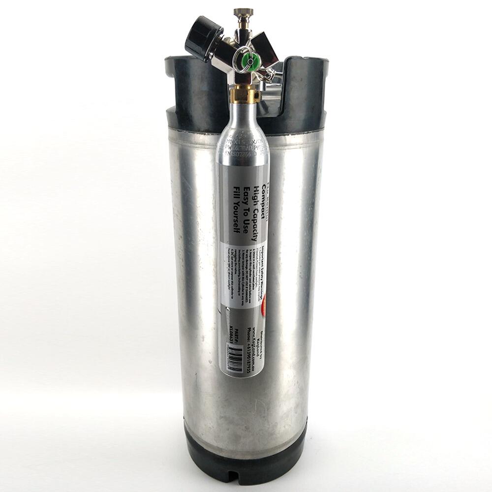 KegLand Mini 360 Core Actuator Regulator med CO2-flaske montert på et sølvfarget minifat.
