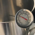 Analogt klokketermometer i rustfritt stål, 30 cm, med klips på en kjelekant.