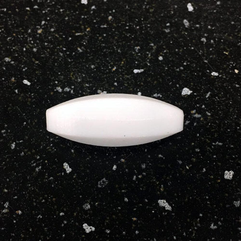 Hvit, oval HL30 rørermagnet (30mm) for magnetrører på svart bakgrunn.
