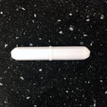 Hvit 50 mm magnetrører med midtring for stabil blanding i laboratorium og hobbybruk.