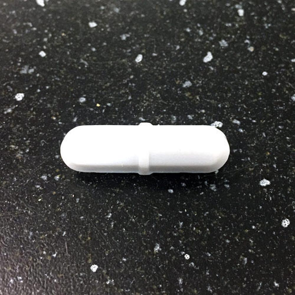 Hvit 30 mm magnetrører med belte for stabilitet på svart bakgrunn.