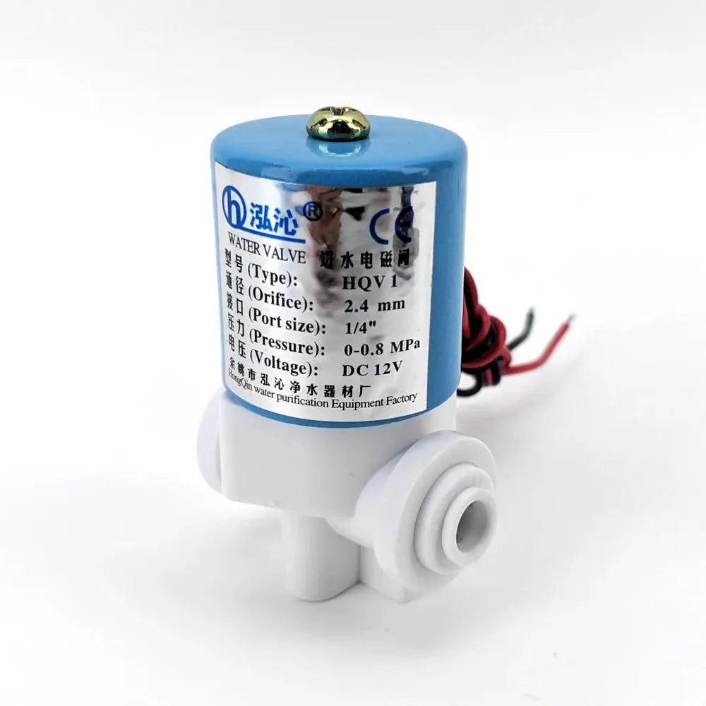 Hvit og blå 12V magnetventil 1/4" med røde og svarte ledninger for væske- og gasskontroll.