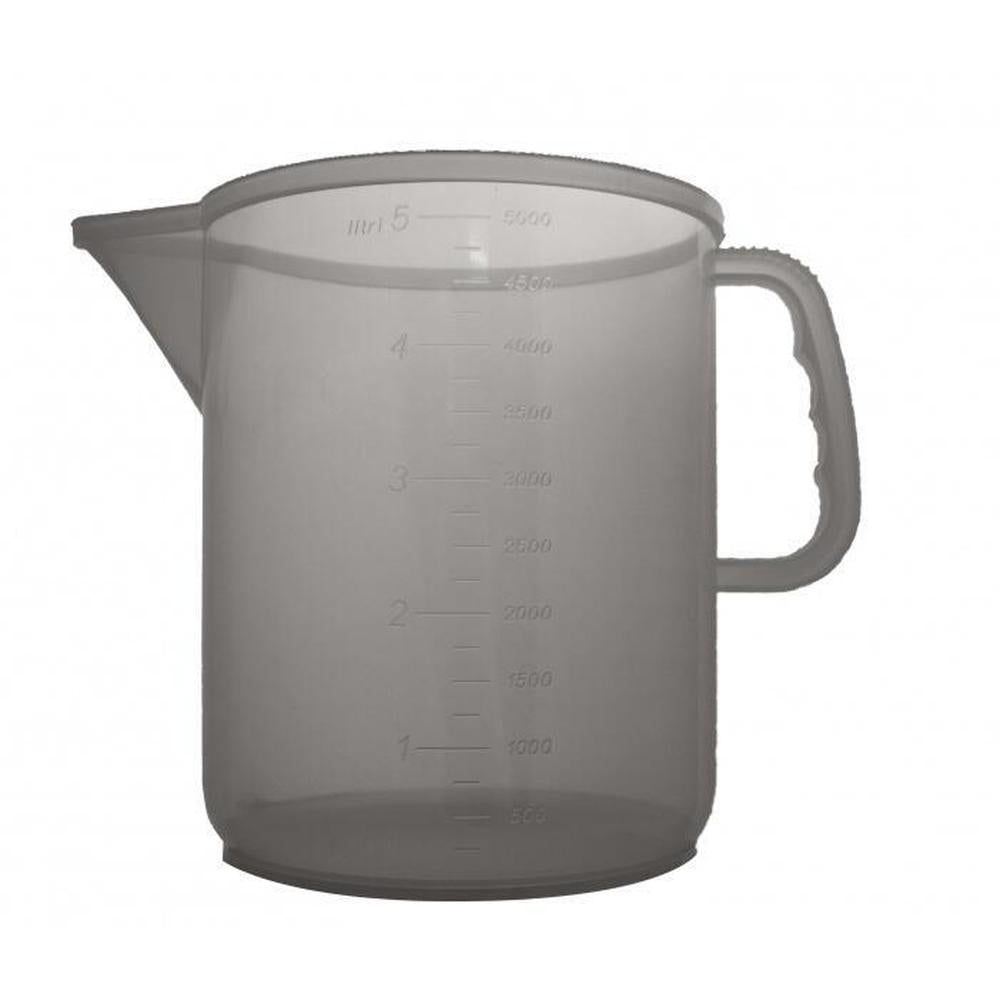 Gjennomsiktig grå 5000 ml målebeger i polypropen med tydelig skala i dl og ml, håndtak og helletut.