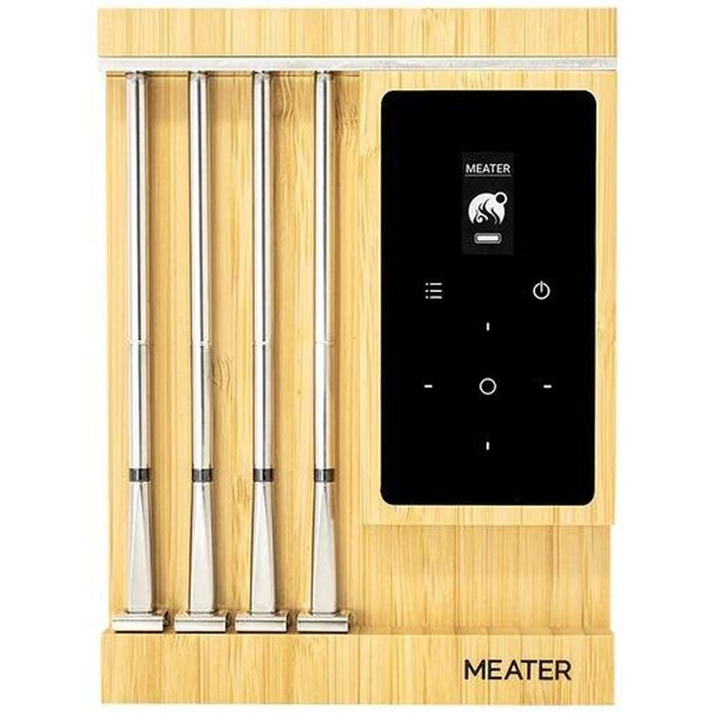 Meater Pro XL trådløst steketermometer med fire sølvfargede prober i en lys trebase med svart skjerm.