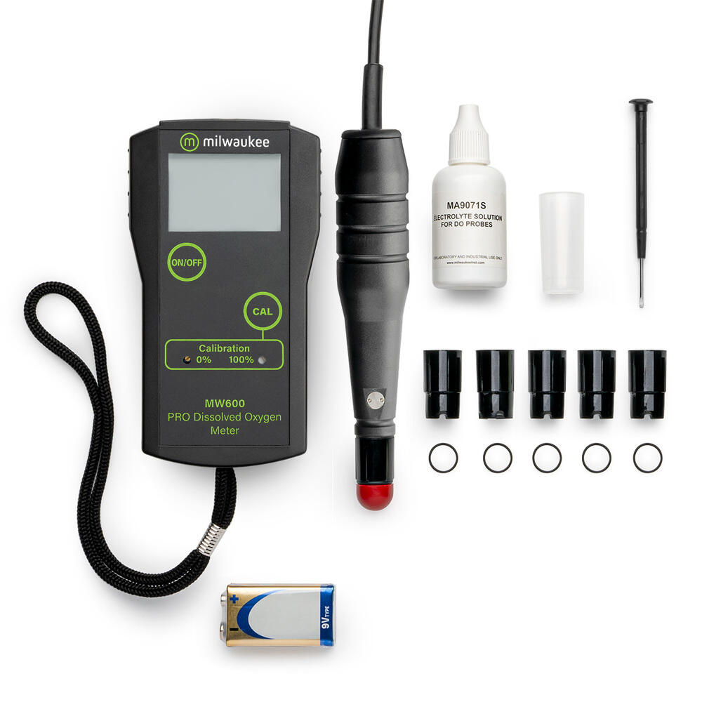 Milwaukee MW600 PRO DO-måler med svart enhet, probe, elektrolyttløsning, membraner og batteri.