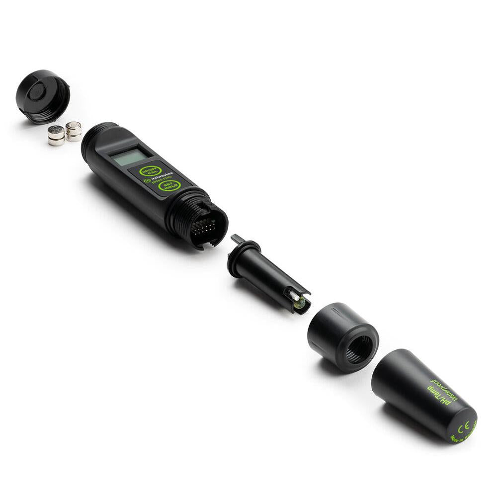 Milwaukee PH55 PRO digitalt pH-meter med utskiftbar probe, batterier og beskyttelseshette.
