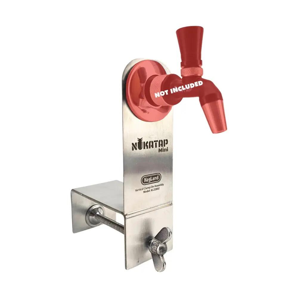 Nukatap Mini vertikal klemme for dør/kantfeste i rustfritt stål, med rød kran merket "NOT INCLUDED".