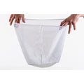Hvite nylon silpose 30x30 cm med snor, holdt opp av hender.