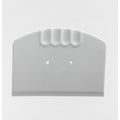 Grå plast ostemasseskrape, 20x15 cm, med fire fingergrep og to hull.
