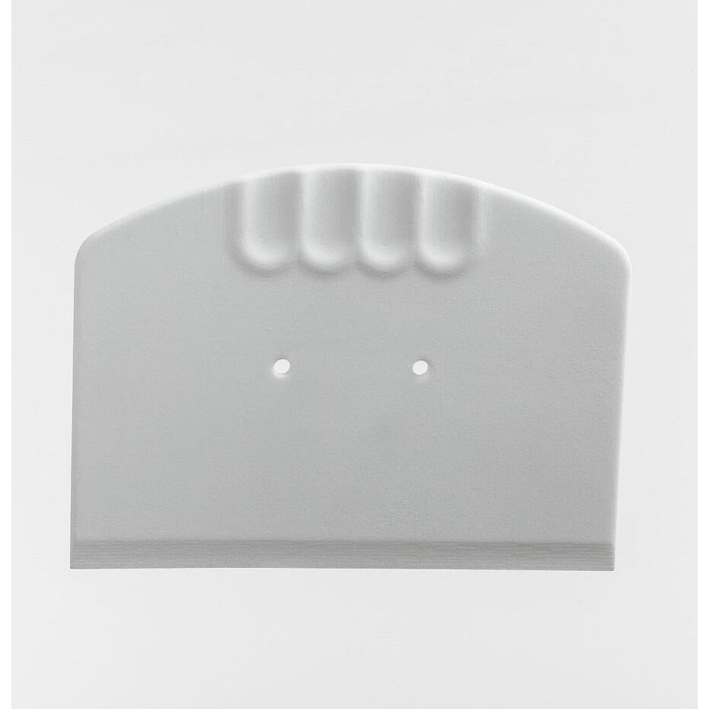 Grå plast ostemasseskrape, 20x15 cm, med fire fingergrep og to hull.