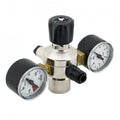 Sølvfarget Oxyturbo CO2 regulator med to svarte manometre og justeringsknapp.