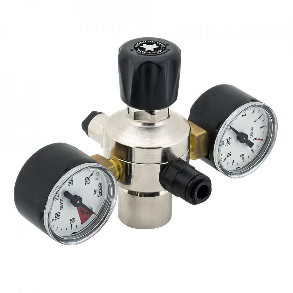 Sølvfarget Oxyturbo CO2 regulator med to svarte manometre og justeringsknapp.