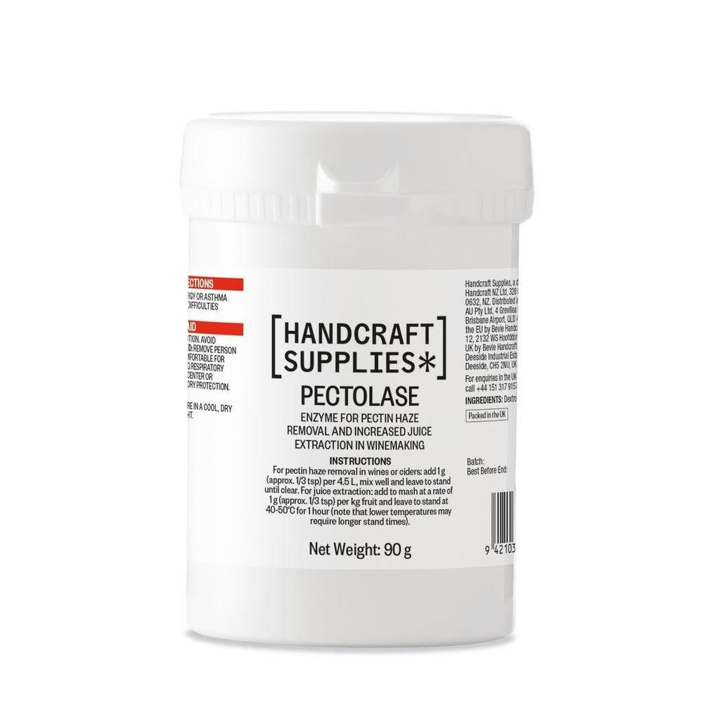 Hvit boks med Handcraft Supplies Pectolase enzym 90 g for vinproduksjon.